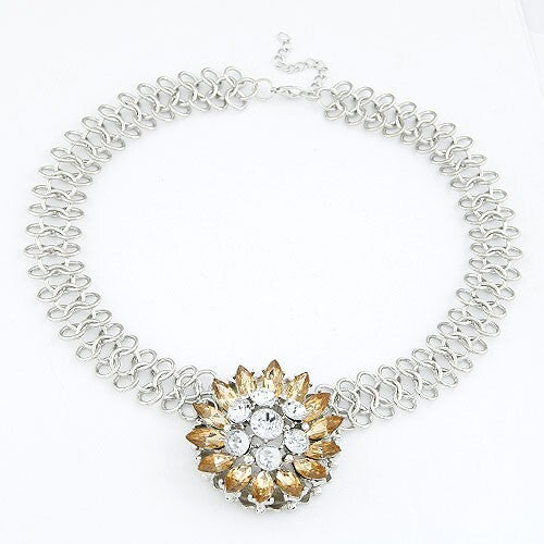 Elegant Baroque Rhinestone Flower Weaving Pattern Chain Necklace - Champagne